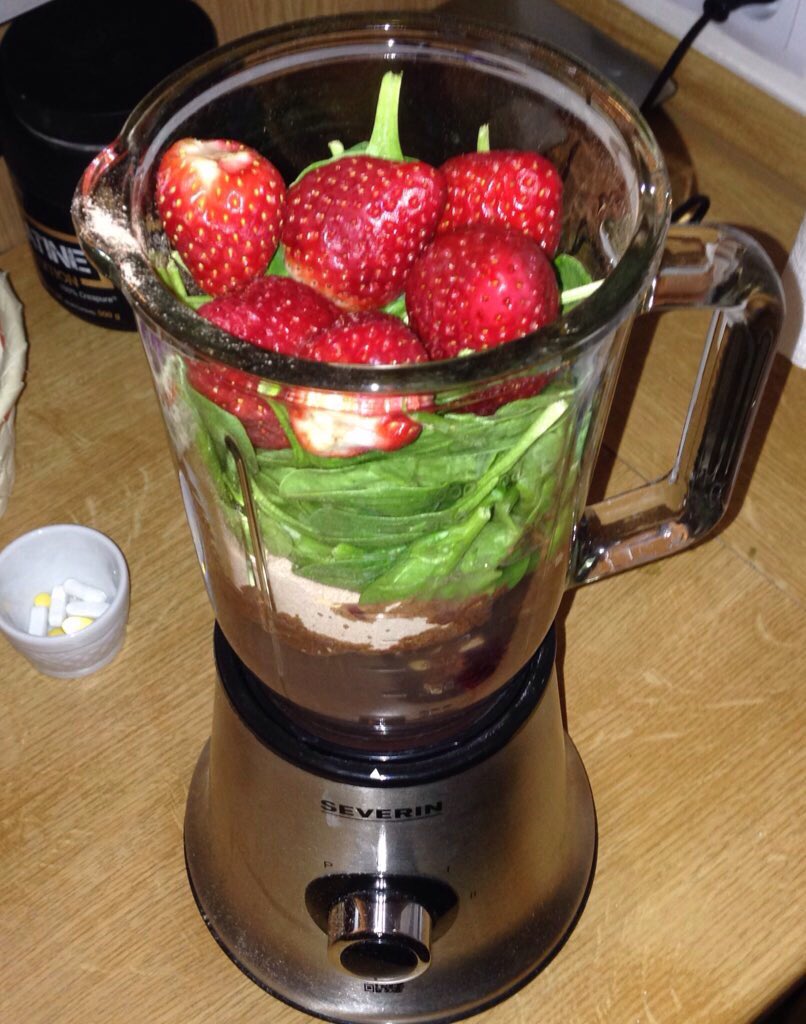GoGreen_Today's tweet photo. Pomysł na śniadanie - #woda #platkiowsiane #bialko #jogurt #szpinak #truskawki #zielonykoktajl #breakfast #smoothie https://t.co/gMozgyT2A9