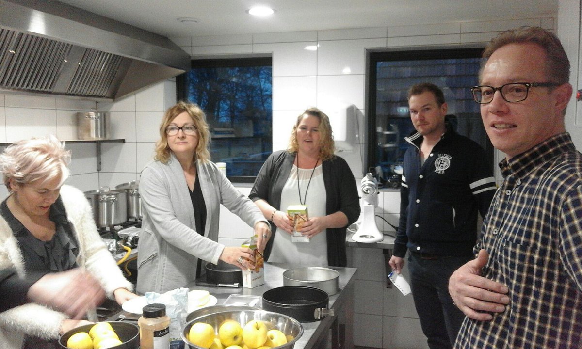 Nu live in de radio uitzending van <a href="/L1/">L1</a> #appeltaart bakken als voorbereiding op de Heel Noord #Limburg #bakwedstrijd