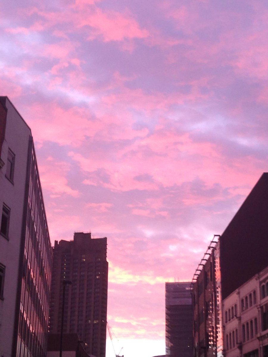 Rockingrw's tweet photo. Sometimes it pays to look up. Dawn in Old street with no  filters or effects. #Sunrise #inspiration #rweasterby# https://t.co/5GVIDujOzV