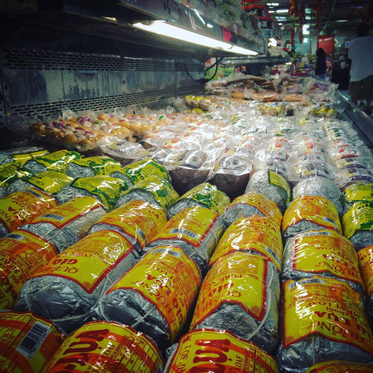 fyi_food's tweet photo. Chả lụa is Vietnamese pork roll, or VNese bologna. https://t.co/09wHfM4YgW #SupermarketTour #chalua #Vietnamesefood https://t.co/I9T9THNiYA