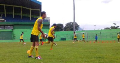 we_aremania's tweet photo. Raphael Maitimo pun sudah ikut latihan #Arema sore ini. #Update https://t.co/tKaz6ouVKs