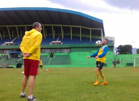 we_aremania's tweet photo. Gaya Coach Milo dlm latihan perdana #Arema sore ini. #Update https://t.co/LGMcd1KwMx