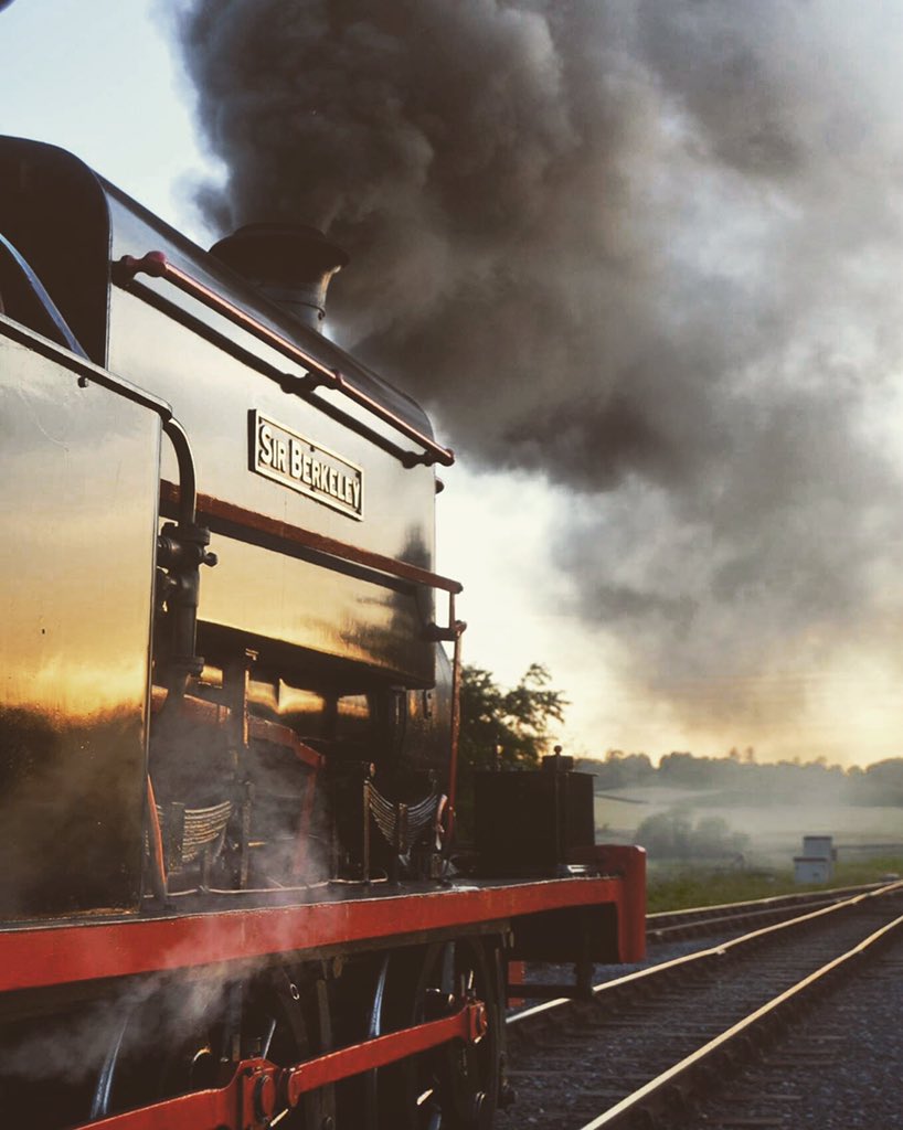 Trains will be running this Sunday #thingstodoinyorkshire  embsayboltonabbeyrailway.org.uk/steam.html
