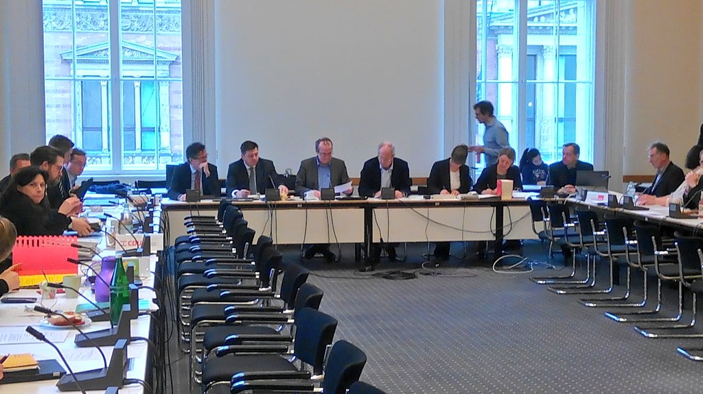 1105 Gemeinsame Sitzung #StadtUm #BauVerk beginnt. #AGH
Mit Bausenator #Geisel und @cjgaebler später zu #THFRefugees