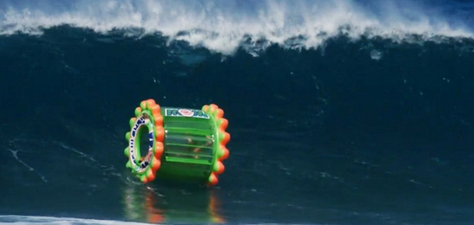 WeeSurfapp's tweet image. Nouveau défi pour @whoisjob : surfer dans une roue de Hamster gonflable ! #theriderpost #défi