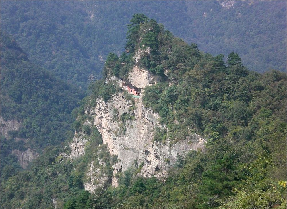 看中國on Twitter 武当山神秘岩穴至今仍有人在此修道 图 武当山飞升崖 网络图片 神秘的人迹在一次武当古迹的 考察中 我们从展旗峰密林穿过 就在离太子洞半里之遥无人出入的
