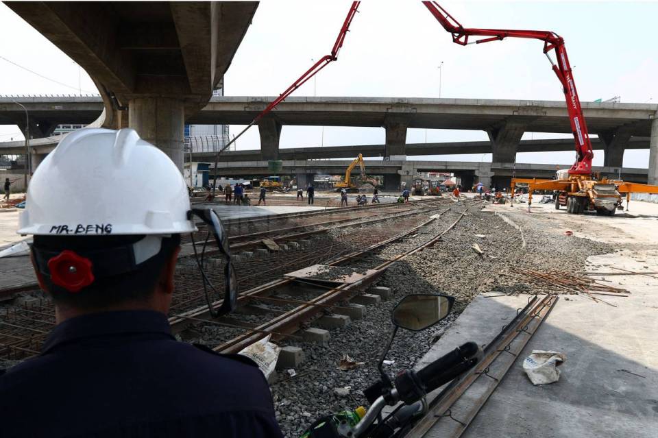 keretaapikita's tweet photo. Sejumlah pekerja merampungkan pembangunan jalur KA yg akan menghubungkan Stasiun Pasoso-Stasiun JICT via @SINDOnews https://t.co/QZHLYab8Ax