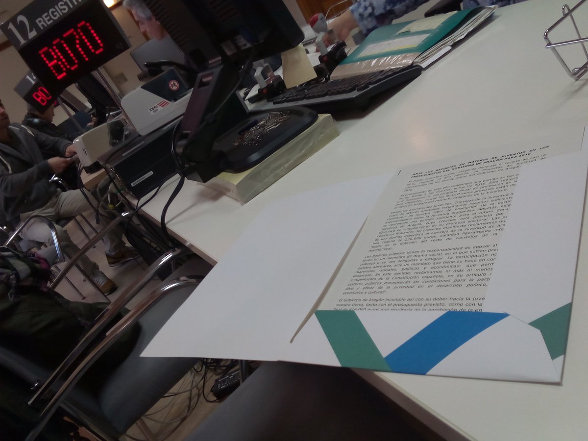 cjzaragoza's tweet photo. Asociaciones juveniles entregando manifiesto #NoRecortesJuventudAragón en @gobierno_aragon https://t.co/GDuAXnEyhm https://t.co/ZgX7WZU7Dd