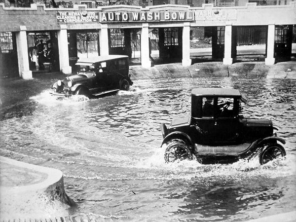 CabXApp's tweet photo. How do u like this retro #carwash? #Chicago, 1924 via @oldpicsarchive https://t.co/cYckQ8S2N7