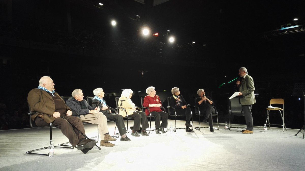 I testimoni della deportazione nel silenzio attento del PalaMandela #giornodellamemoria