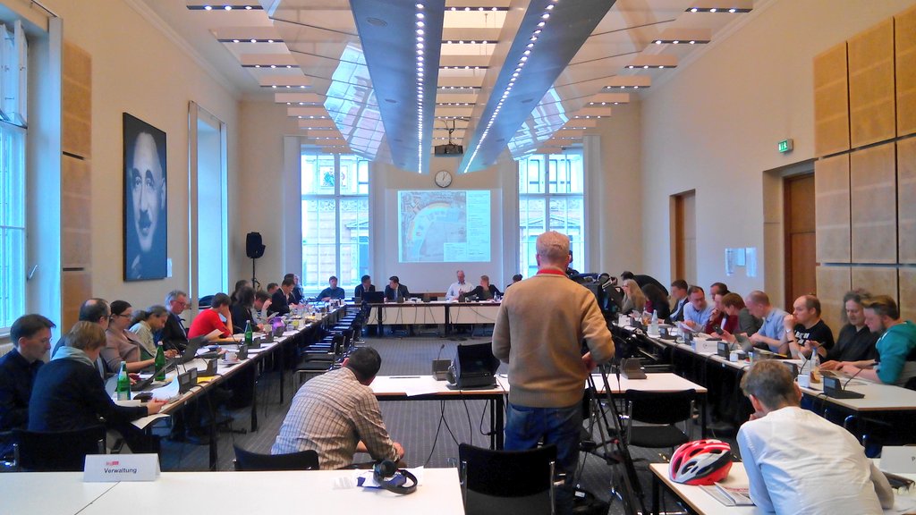 1205 Jetzt geht's um #THFRefugees i #StadtUm #BauVerk #AGH
<a href="/Antje_Kapek/">Antje Kapek</a>: "Keine ressortübergreifende Zusammenarbeit"