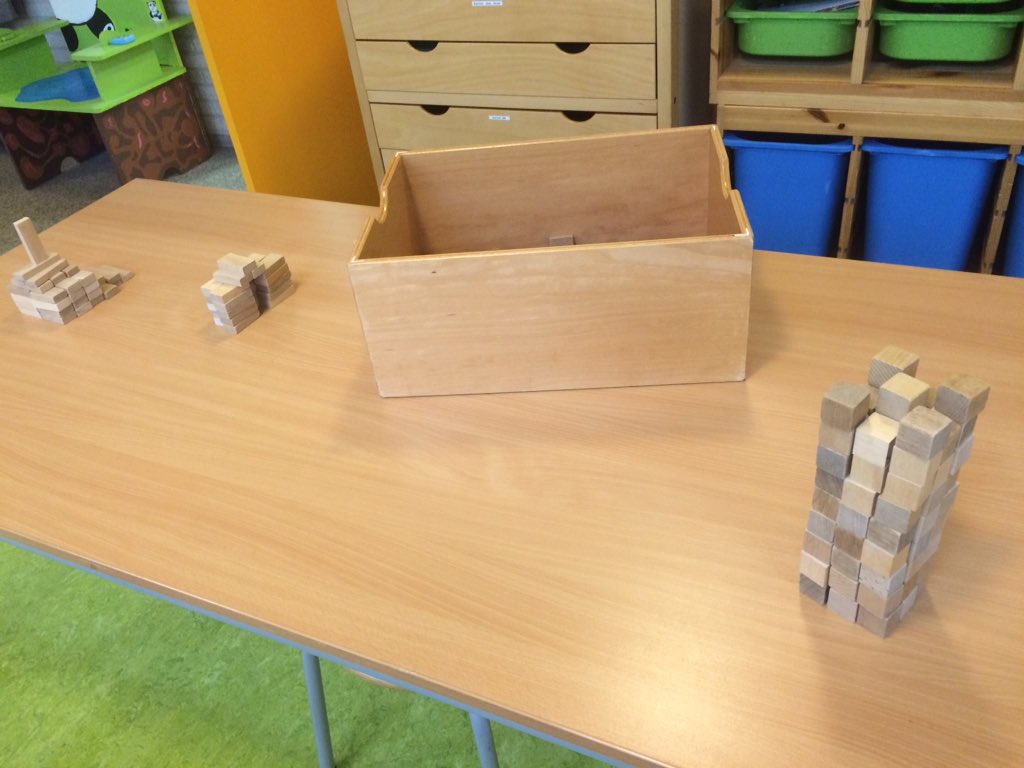 Vandaag rekent groep 4 met materiaal en niet uit een boekje of op papier #belevenvoelenervaren.