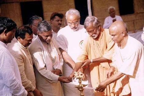 आरएसएस के आतंकवादियो के साथ नरेंद्र मोदी।
मोदी को भी फाँसी देनी चाहिए!!