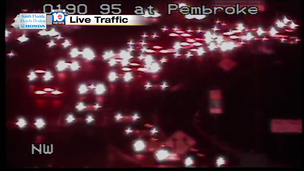 Heavy Delays on I-95 NB & Pembroke Rd due to a crash of Hollywood Blvd #TRAFFIC https://t.co/VsnyrXZfSo