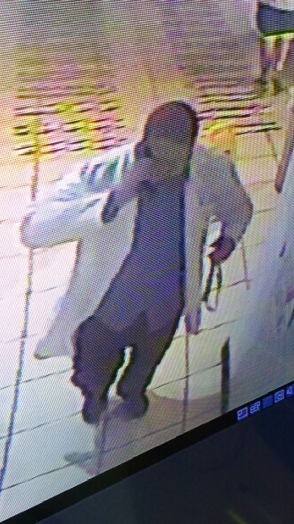 PRPDNoticias's tweet photo. AHORA: Ayúdanos a localizar sospechoso asesinato de joven madre en Hospital de Mayagüez esta madrugada. 343.2020 https://t.co/mcghHok0Fr