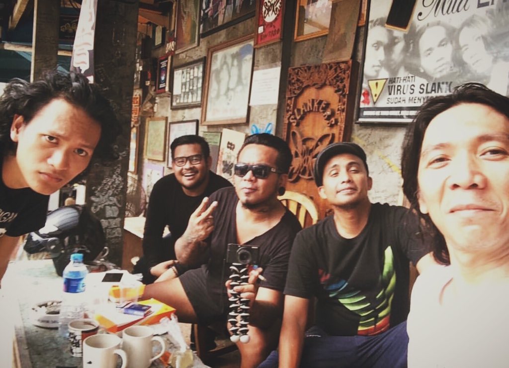 endanksoekamti's tweet photo. Gini nih ngopi sambil meeting hehe https://t.co/JaIHDVkbaX