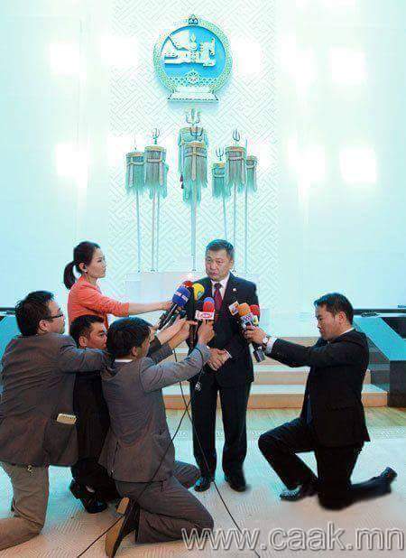 Ядаж бусдыгаа хүндлээд өндөрхөн юм дээр зогсоод яриа өгчихгүйдээ ингэж зовоож байх гэж кк