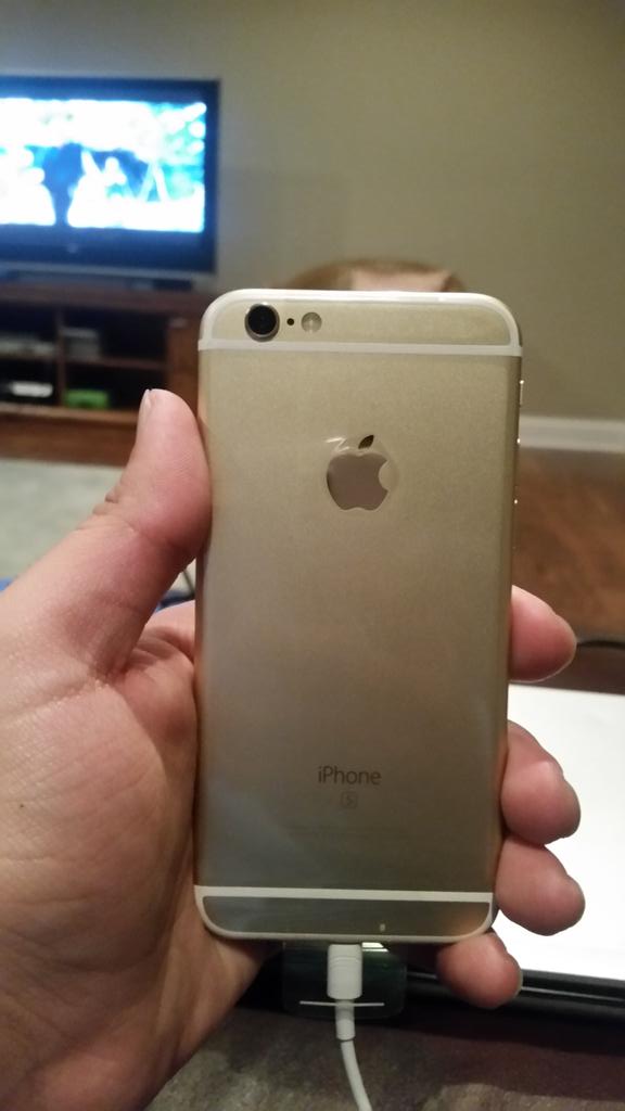 proshinedt's tweet photo. Gotta love the gold @Apple IPhone 6s https://t.co/SPOo5eotbE