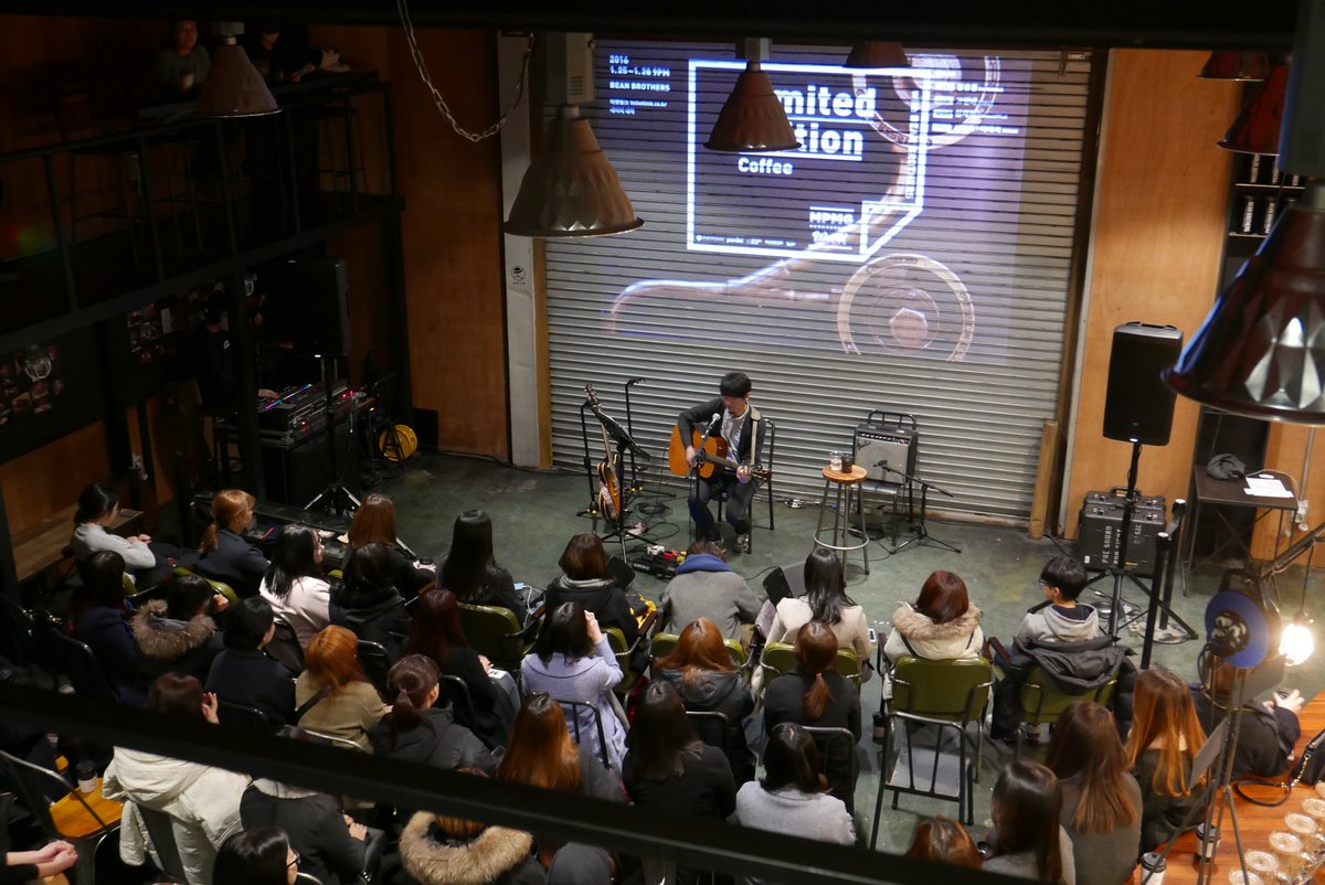 빈브라더스 합정에서 MPMG WEEK 'Limited Edition with Coffee' 심재현의 공연이 시작되었습니다. 베이스가 아닌 기타를 연주하며 노래하는 모습을 볼 수 있는 특별한 시간입니다.