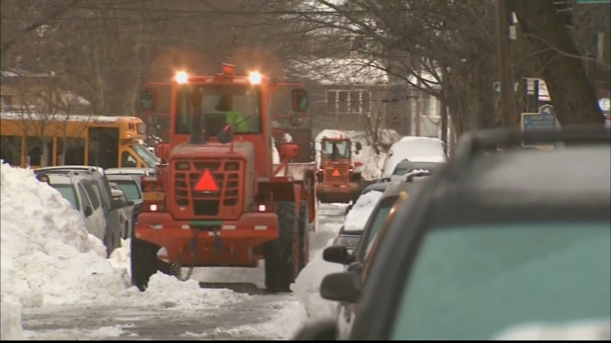 CBSMornings's tweet photo. Students in Washington DC this morning are heading back to school after last weekend's crippling #Blizzard2016 https://t.co/yzhzkiLamk