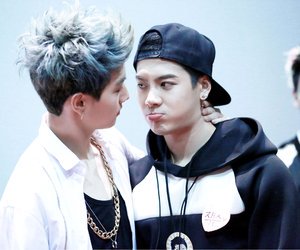 taeyang_strf's tweet photo. @jackson_strf @bambamstrf BEURK MARKSON C LA VIE BDP VOUS Y CONAISSEZ RIEN https://t.co/MuhB5H8yMb