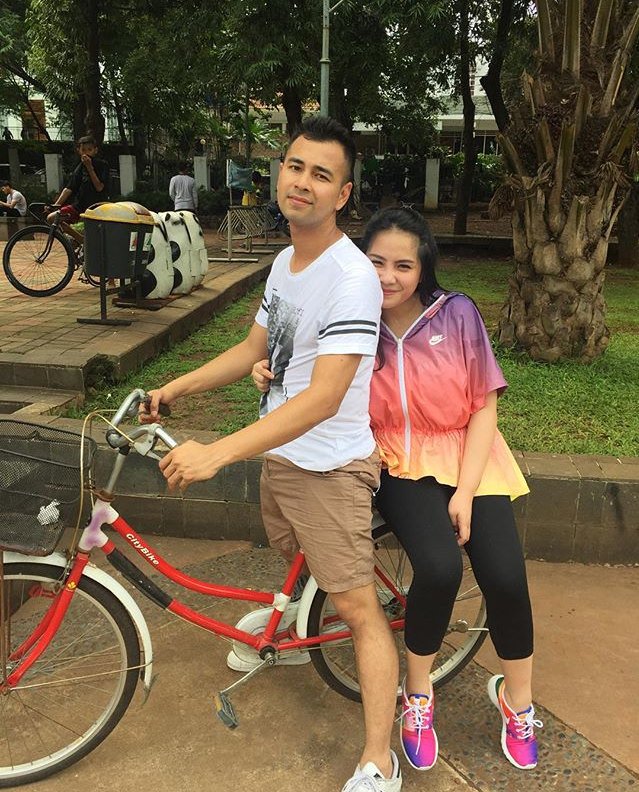 Pink18xo's tweet photo. Enak banget liatin posisinya Nagita. Punggung suaminya emang nyaman banget ya, Gi 😍 https://t.co/1Mzv5m3PDD