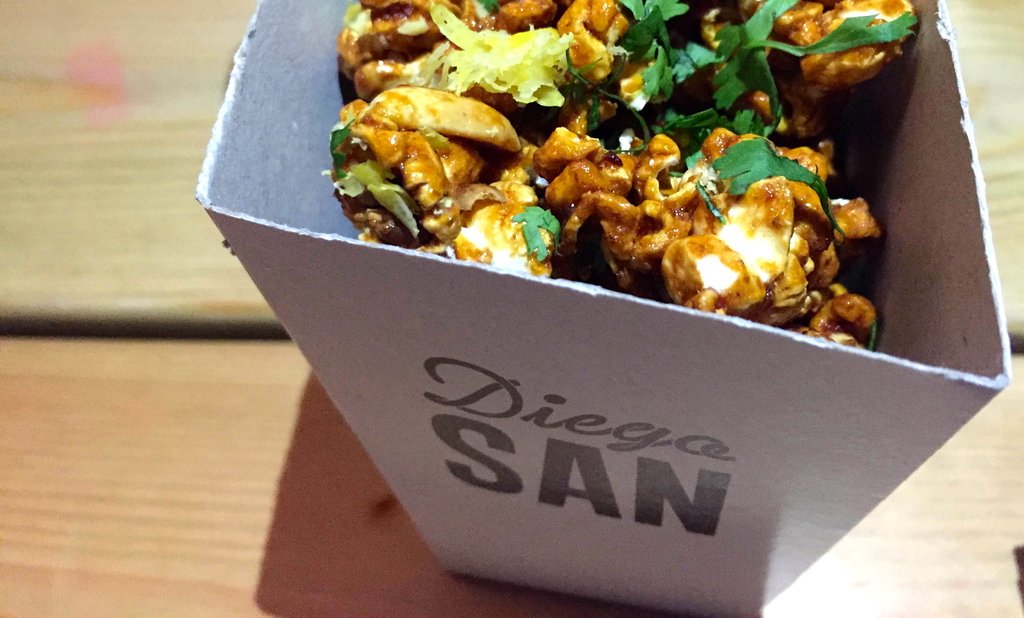 telaveat's tweet photo. Pad Thai Popcorn..... DELISH https://t.co/WWpc7he54T https://t.co/bzbaDxvBhL