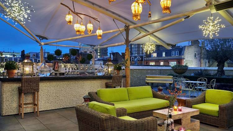 TimeOutEatDrink's tweet photo. Drink on a hot gin roof: Sipsmith pop-up bar opens in Soho  https://t.co/r9YS7HVISj https://t.co/93WfgMsAzC