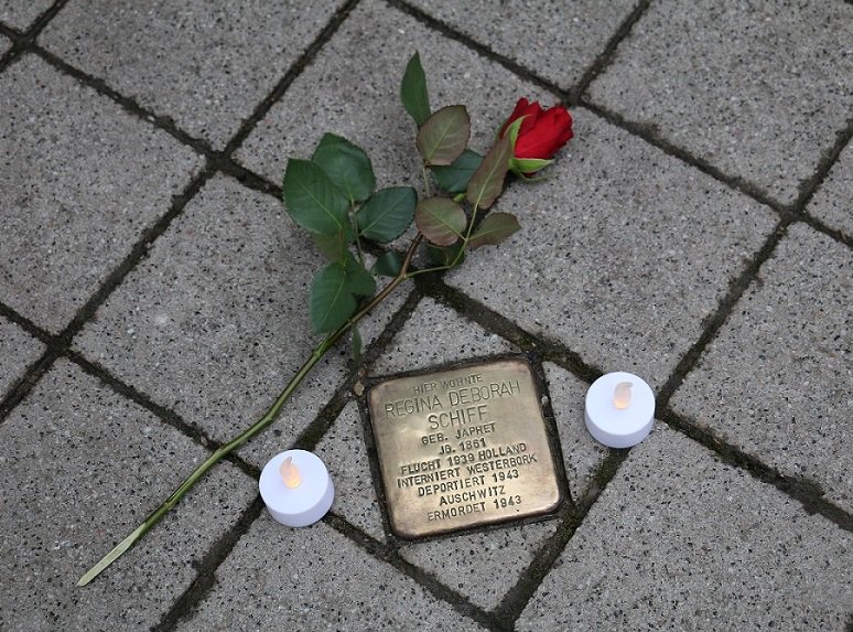 1/2: #Stolpersteine erinnern in #Kassel an Opfer des Nationalsozialismus.. (tro) https://t.co/rVmmux4xvK