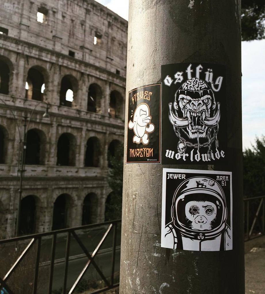 StArtEverywhere's tweet image. Welcome to ROME #fishesinvasion #area51 #ostfug #streetartroma #streetartrome #stickerart #stickerbomb #stickertrad…