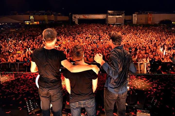2CELLOS_Russia's tweet photo. #2cellos #lukasulic #stjepanhauser #dusankranjc #live https://t.co/MLE8tdtDEy