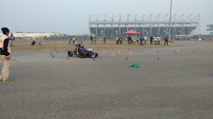 JKTyreRacing's tweet photo. Skills and talent were thoroughly tested at the Skidpad event! #JKFormulaStudent #FSI2016 https://t.co/hwL8Rbt5jH