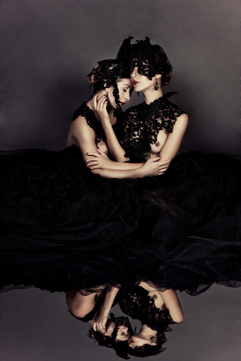 "A touch of the surreal"
Photo: James Hall, Ft. @TillieModel 

#ART #STYLING  #Renaissance #PHOTO #RAPHAELLAWITHLOVE