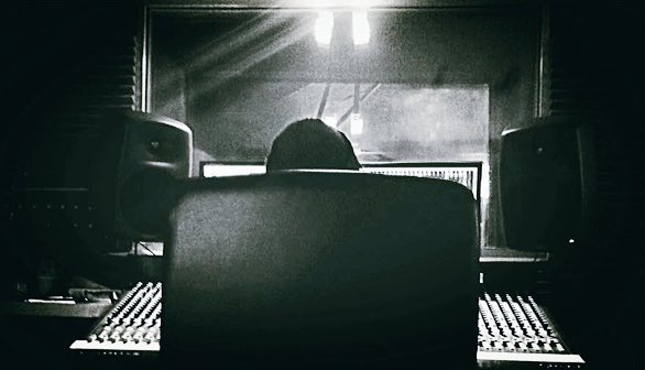 BarringtonMole's tweet photo. Standard mixing position #SoundHub #Producer #Mixing #NewMusic #BandDevelopment #DayJob #MusicProduction https://t.co/wdyNANdJWp