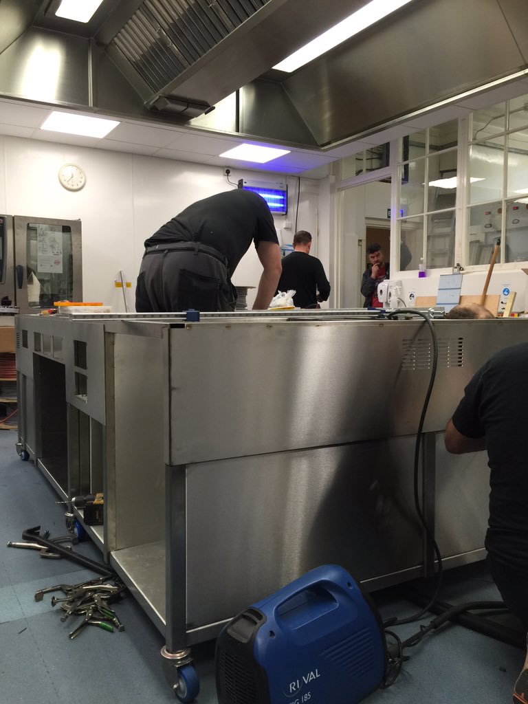 GeoffSnelgrove's tweet image. @hotboxlady s induction stove for @timturner73 Newmarket Jockey Club. We&apos;re getting there #onsitebuild