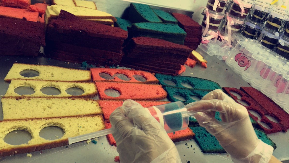 munchbakery's tweet photo. Push up cake preparations at #Munch_factory
#منش #منش_بيكري #كبكيك #كبكيك_منش
#munchbakery #pushupcake #ksafood https://t.co/E9tHY6bIBq