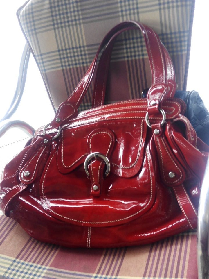 LadyKLaura's tweet photo. @brunoymaria  mira que regalazo me acaban de hacer un bolso francesco biasia https://t.co/OJfQdltDNC