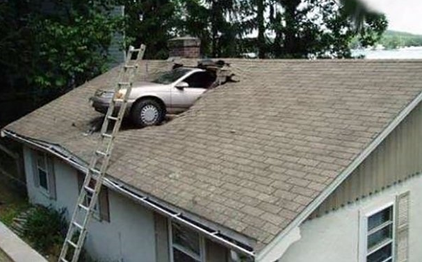 AroconRoofing's tweet photo. We don't recommend this... #HumpDay #RoofingFail https://t.co/R6xvQteFWb