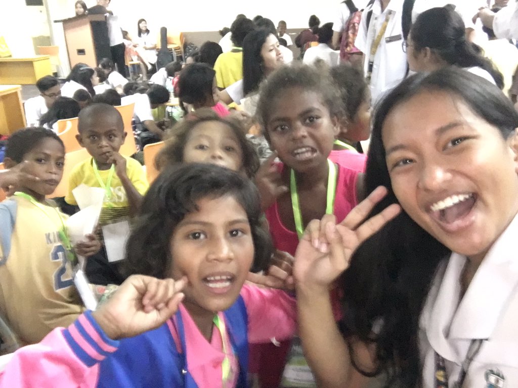 CzaCon_'s tweet photo. They say "HAPPY LANG!!" Whenever they do their wacky pose. such a wonderful experience βΊοΈ #Makibata #CzarinaxClarina https://t.co/gYe3LNnr0h