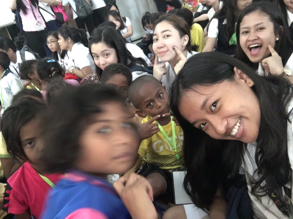 CzaCon_'s tweet photo. They say "HAPPY LANG!!" Whenever they do their wacky pose. such a wonderful experience βΊοΈ #Makibata #CzarinaxClarina https://t.co/gYe3LNnr0h