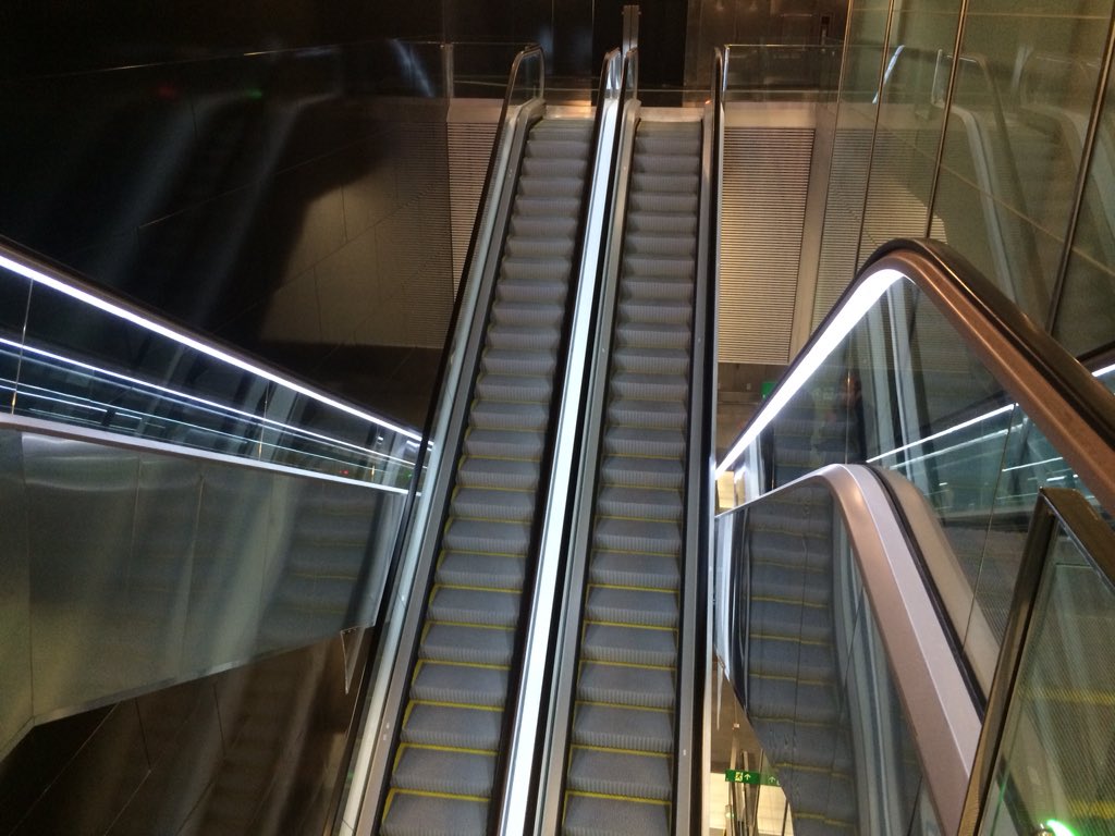 davidguerrero's tweet photo. Y así es la de Collblanc, con infinidad de escaleras mecánicas para salir: https://t.co/LzGOs1iw0P