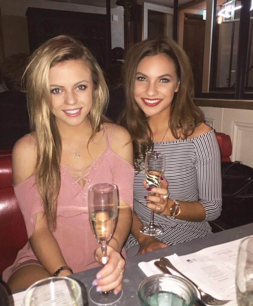 jennyrose05's tweet photo. My fave 👭 https://t.co/ipCGFeIX8J