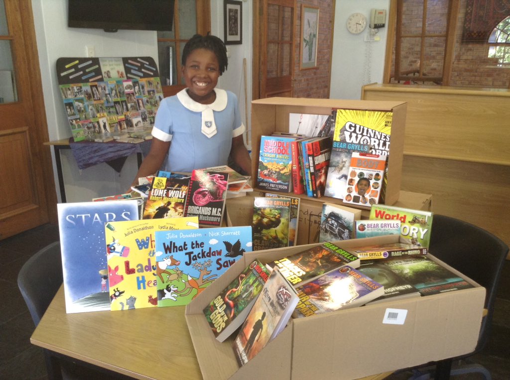 EliseCrouse1's tweet photo. Hundreds of new library books! Thank you Sam Mbhele, second in #theschoollibraryrocks competition. @ParklandsTweet https://t.co/2FwwsdFOO1