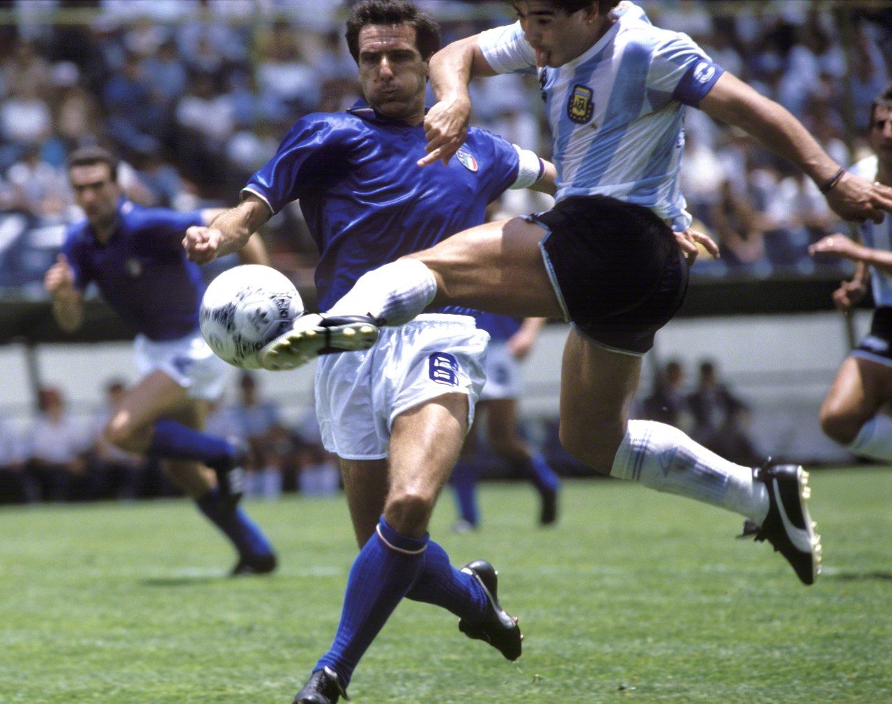 FOTOS HISTORICAS O CHULAS DE FUTBOL - Página 17 CZuwbaAWAAAL5T4?format=jpg&name=large