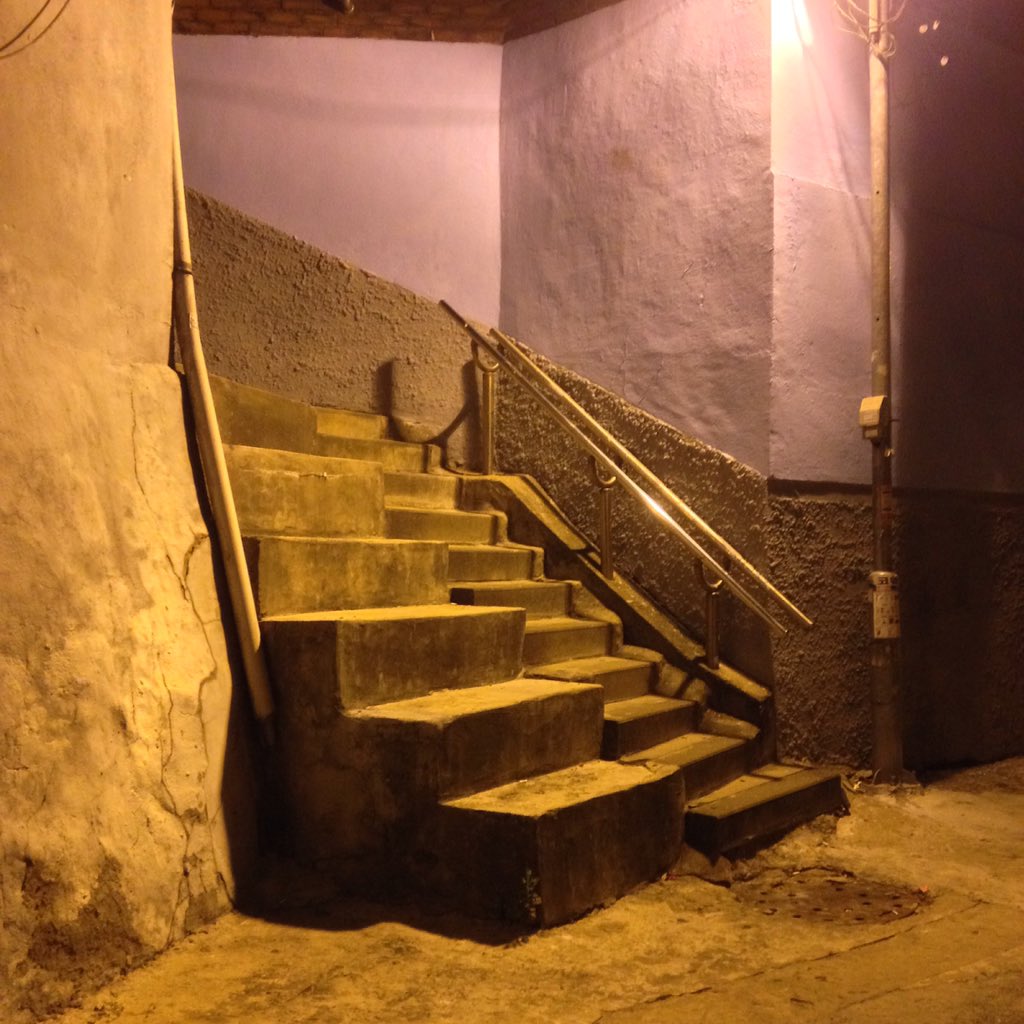 night___planet's tweet image. 굳이 나눠져있어서 좋은 동네 계단들.