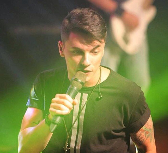 SCMusicOficial's tweet photo. Um dos shows mais solicitados nas últimas semanas em SC! @CantorRV ! Reserve sua data para 2016 - (47) 9945-7045 https://t.co/8nP5CUhyrE