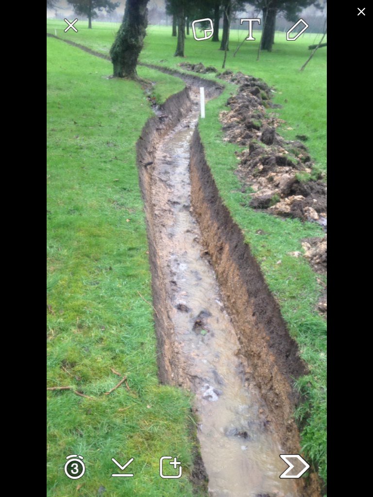 Wiftabifta89's tweet photo. 16th long out of bounds ditch shaped weeded and cleaned out 75% complete #flowing @HXBHGC @ddprohxbhgc @TimPollard6 https://t.co/BtfjqfutOO
