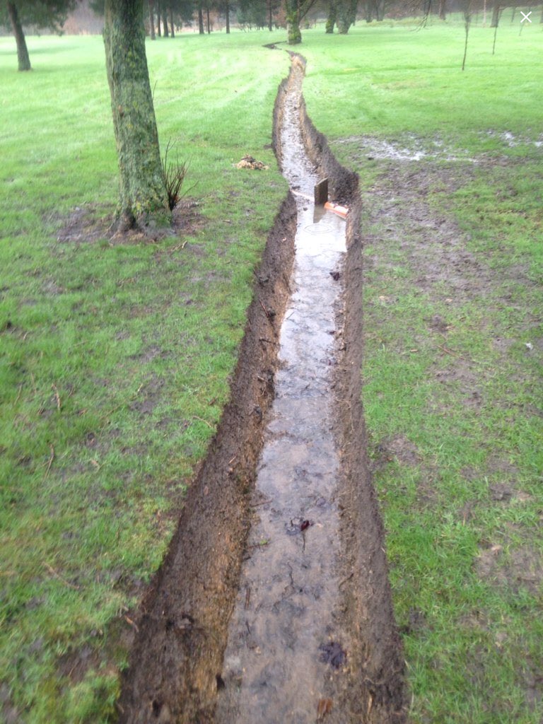 Wiftabifta89's tweet photo. 16th long out of bounds ditch shaped weeded and cleaned out 75% complete #flowing @HXBHGC @ddprohxbhgc @TimPollard6 https://t.co/BtfjqfutOO