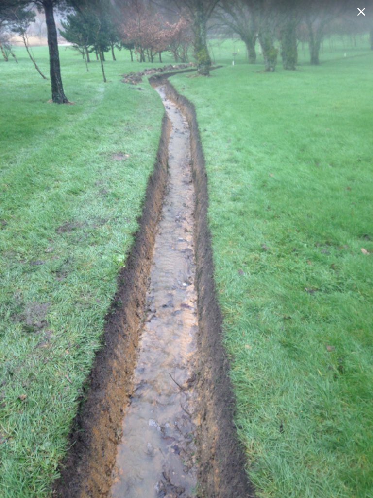 Wiftabifta89's tweet photo. 16th long out of bounds ditch shaped weeded and cleaned out 75% complete #flowing @HXBHGC @ddprohxbhgc @TimPollard6 https://t.co/BtfjqfutOO