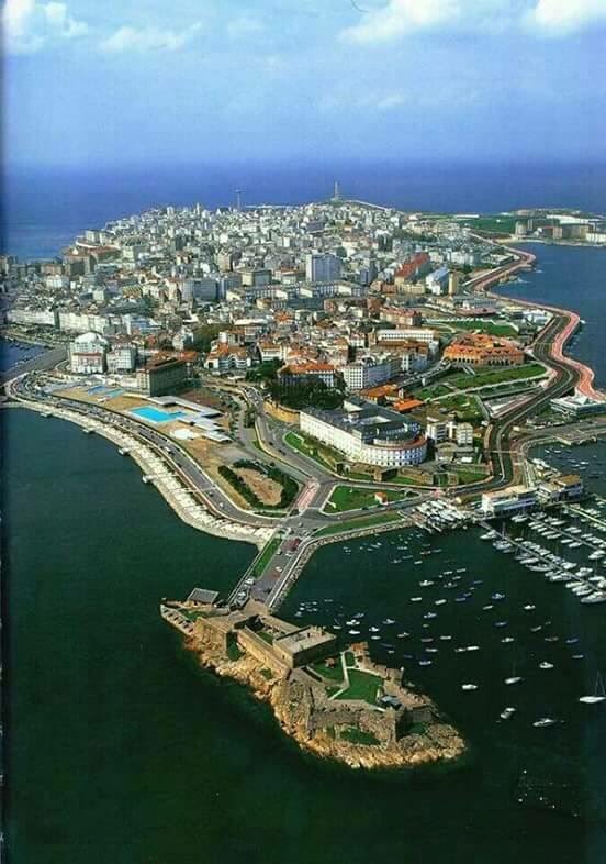 Coruleaks's tweet photo. Hubo una persona que dijo que Vigo era más bonita que Coruña. Ahora está en Alcatraz. https://t.co/kufcgAKqqH
